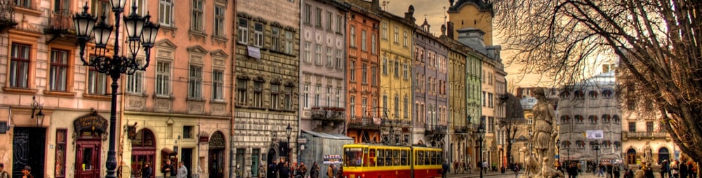 Around the square, there are 44 tenement houses, which represent several architectural styles, from Renaissance to Modernism.