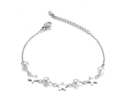 Pearl bracelet with stars